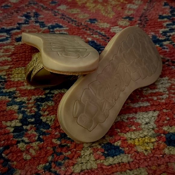 KORK EASE sparkly gold leather thong adjustable strap sz 11 - Picture 2 of 3